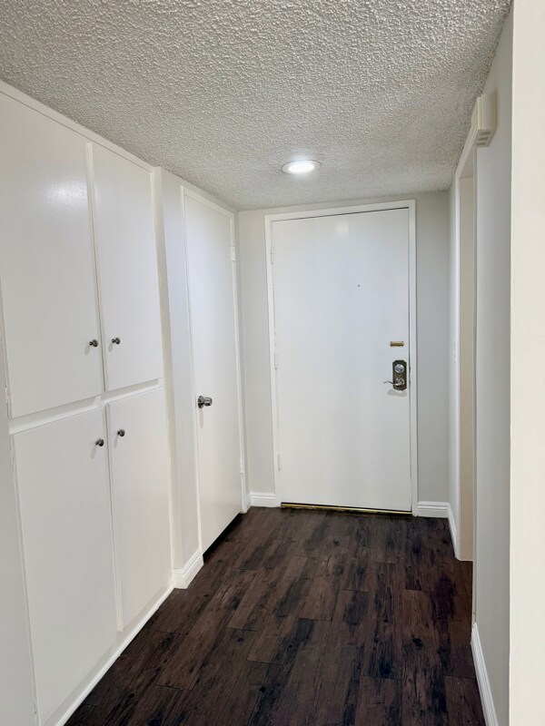 Building Photo - 17440 Burbank Blvd