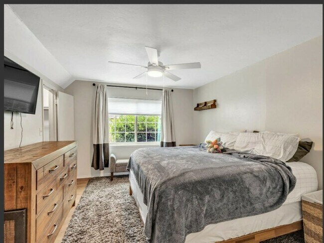 Building Photo - 2 bed 2 bath downstairs condo unit with co...