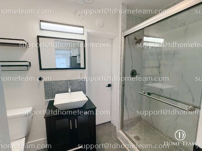 Building Photo - Bottom Unit Duplex with Private Patio and ...