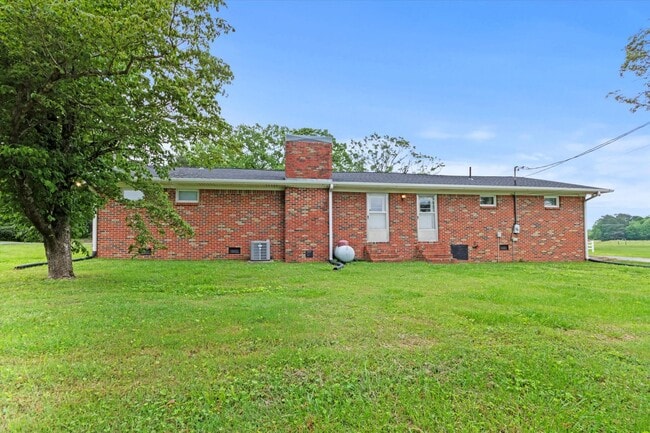 Building Photo - Charming Full Brick Home in Peaceful Count...