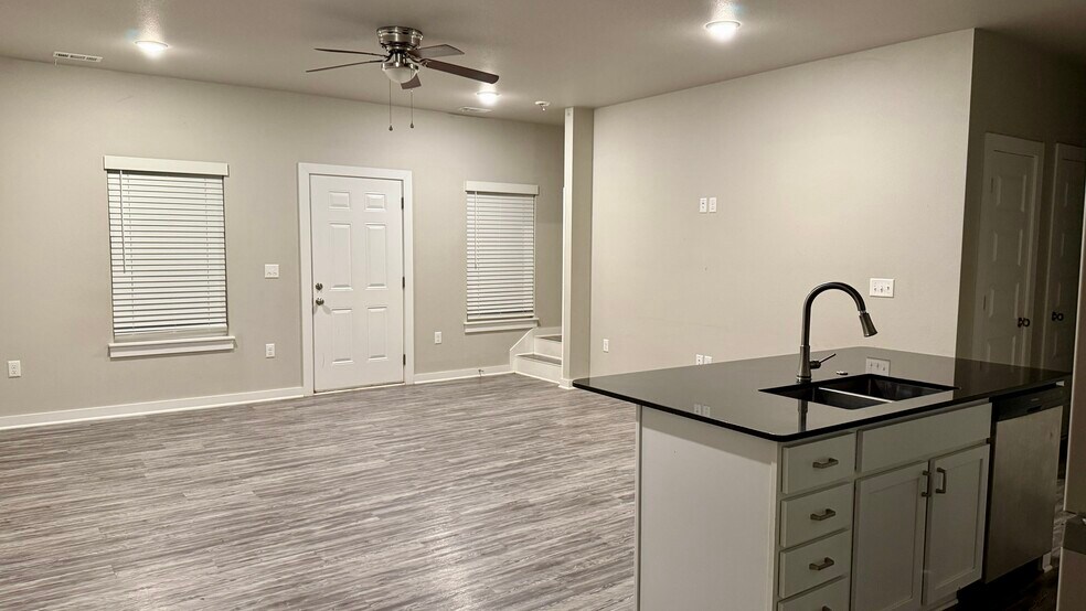 Building Photo - 103 E Mulberry St