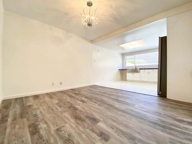 Building Photo - *Spacious updated townhouse in Monterey pa...