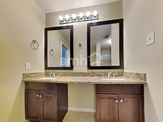 Building Photo - 3631 Windmoor Dr