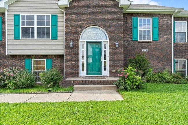 Building Photo - Come take a look at this 5 bedroom beauty!