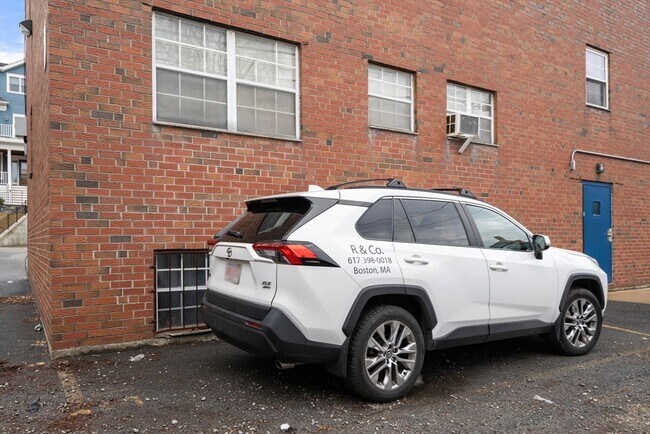 Building Photo - 8 Robinwood Ave