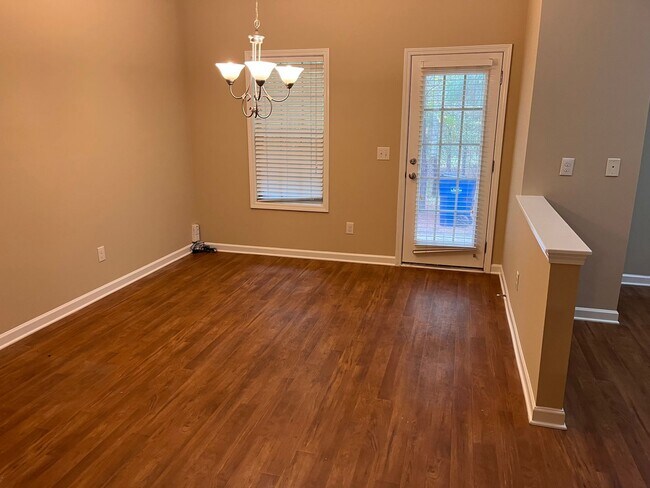 Building Photo - Lovely 3 bedroom Townhouse