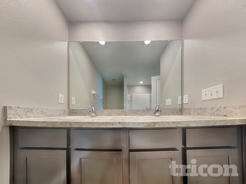 Building Photo - 7846 Broad Pointe Dr