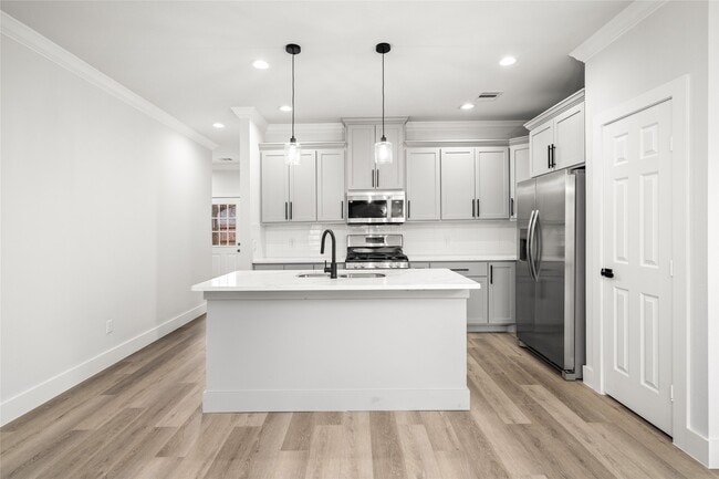 Building Photo - 8056 Meadowbrook Dr