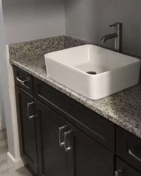 Hall Bathroom - 10335 Glenkirk Dr