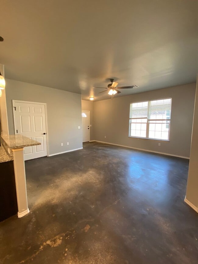 Building Photo - 3 bedroom and 2 bathroom duplex in El Reno!