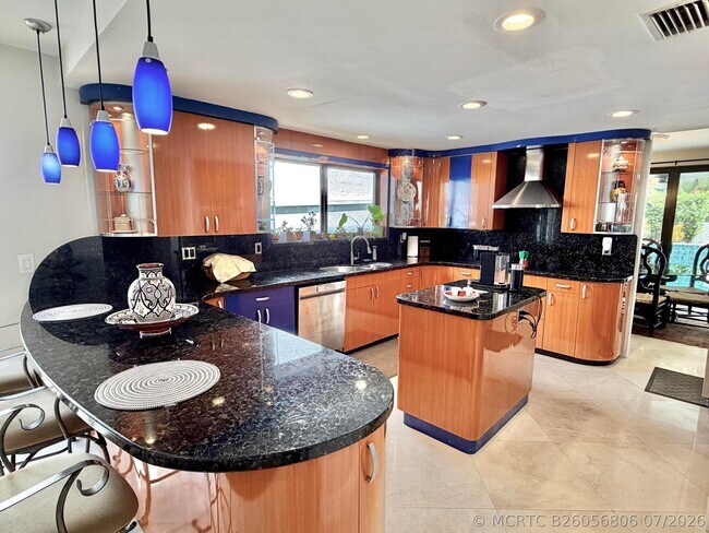 Building Photo - 6411 Via Rosa