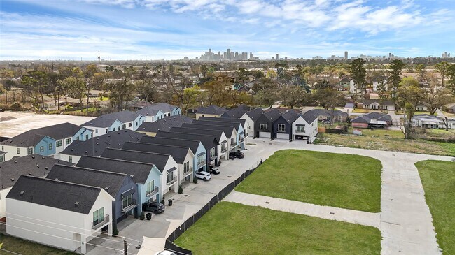 Building Photo - 4606 Crown Grove Ln