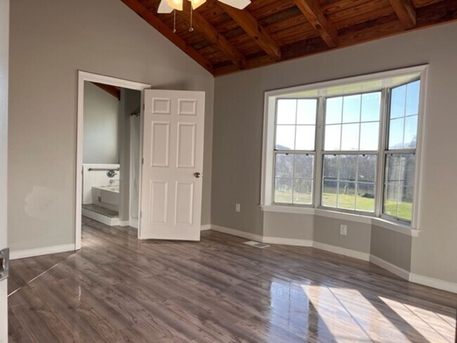 Building Photo - 4.5 Acres Right on the River!!!
