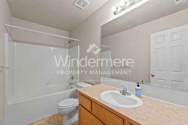 Building Photo - **Half off Full 1st Month's Rent** Great 3-bed Home In Spokane Valley