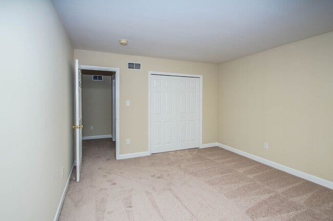 Building Photo - 3 BEDROOM 2.5 BATHROOM APARTMENT