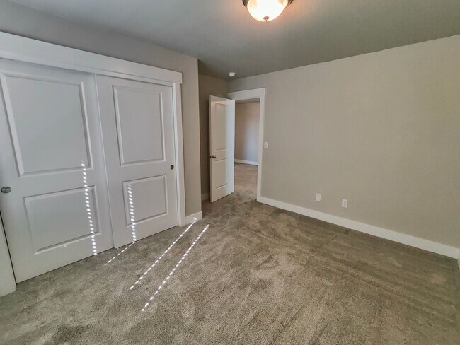 Building Photo - Spacious 6 Bed, 3.5 Bath Home in Clinton, UT