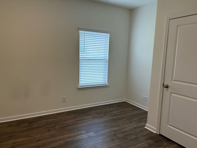 Building Photo - 5 Bedroom / 3 Bath Home Kingsport, TN