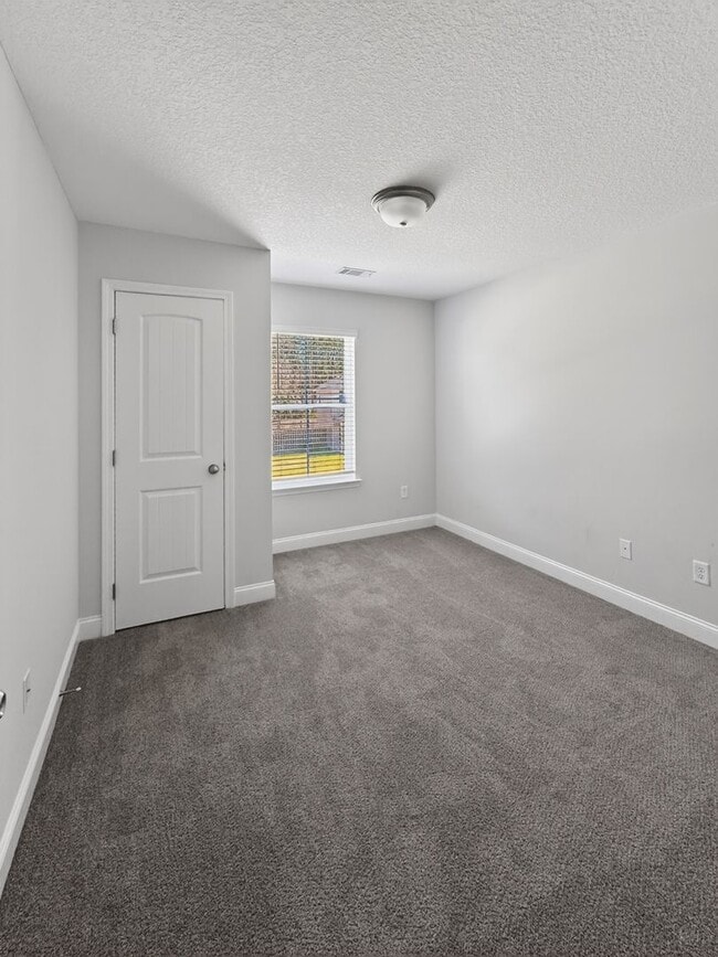 Building Photo - RATE DROP ALERT (was $2350/month) and MOVE-IN SPECIAL: 50% OFF 1ST MONTH'S RENT!**