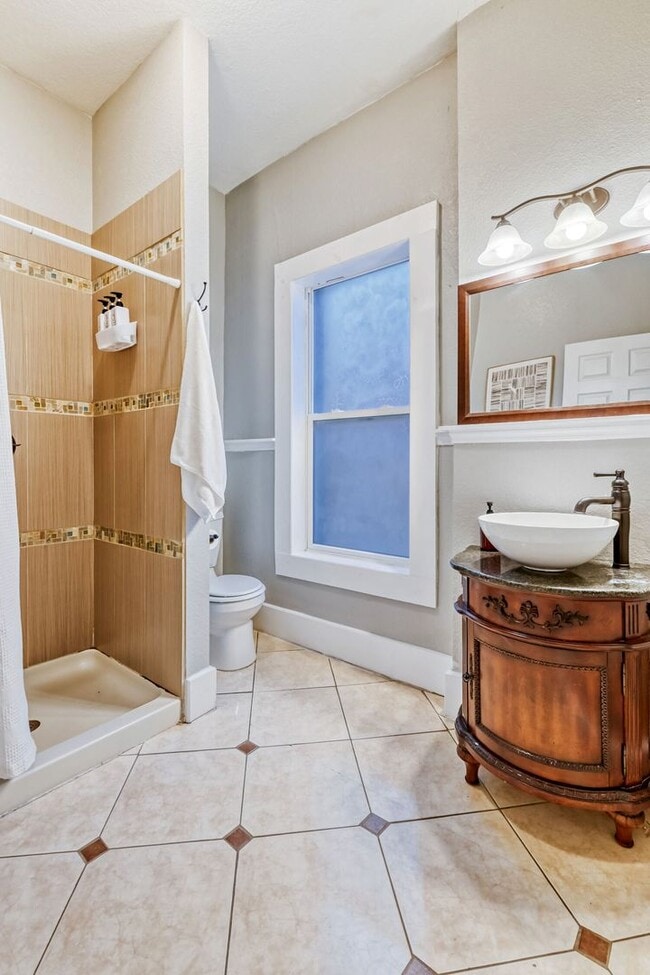 Building Photo - Updated Historic 5BR Near Downtown Denver & Light Rail! June Move-in Special!