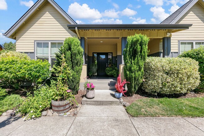 Building Photo - 3 Bedroom/ 2 Bath Stunning Home in Eugene,...