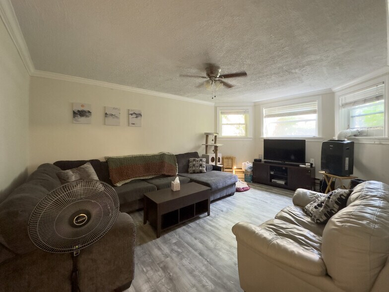 Building Photo - 325 Kedzie St