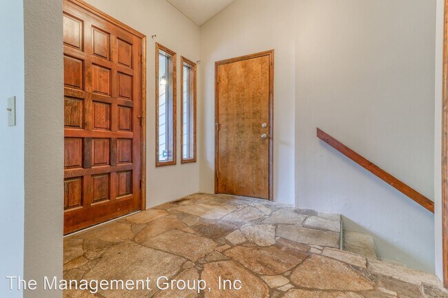 Building Photo - 4 br, 2.5 bath House - 2311 NE Parkview Drive