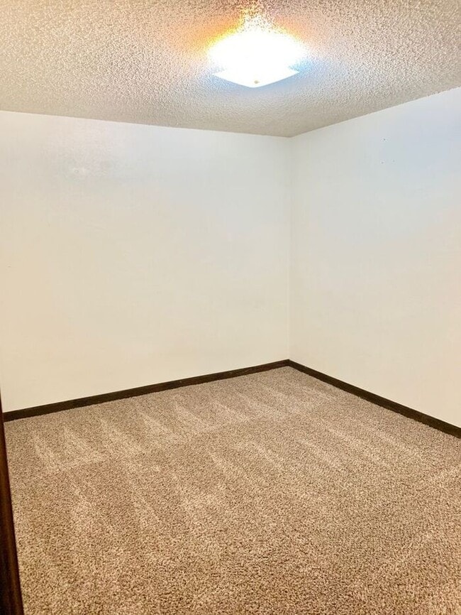 Building Photo - Spacious 3 Bedroom 2 Bath Ranch Style Home...