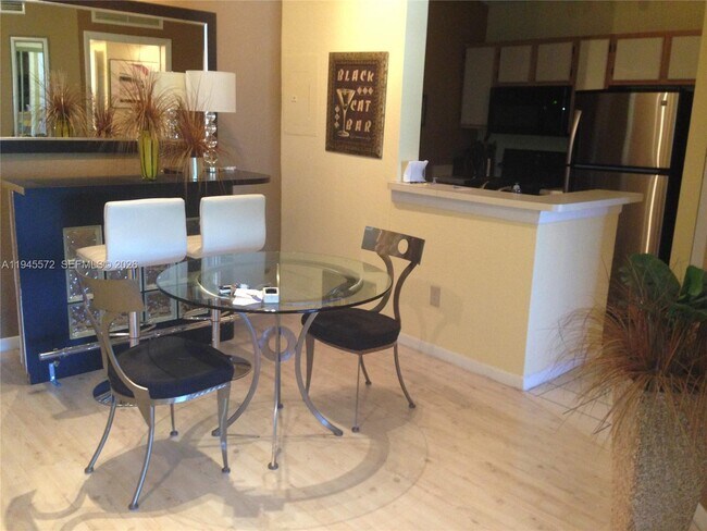 Building Photo - 2880 N Oakland Forest Dr