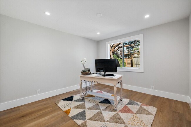 Building Photo - 115 Cuvier St