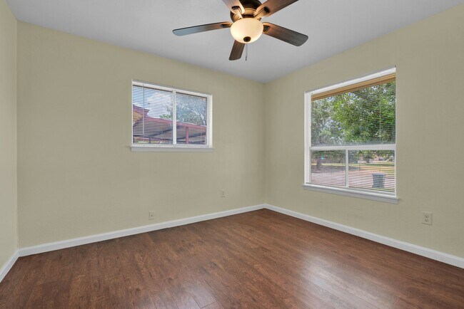Building Photo - 417 E Lindbergh Blvd