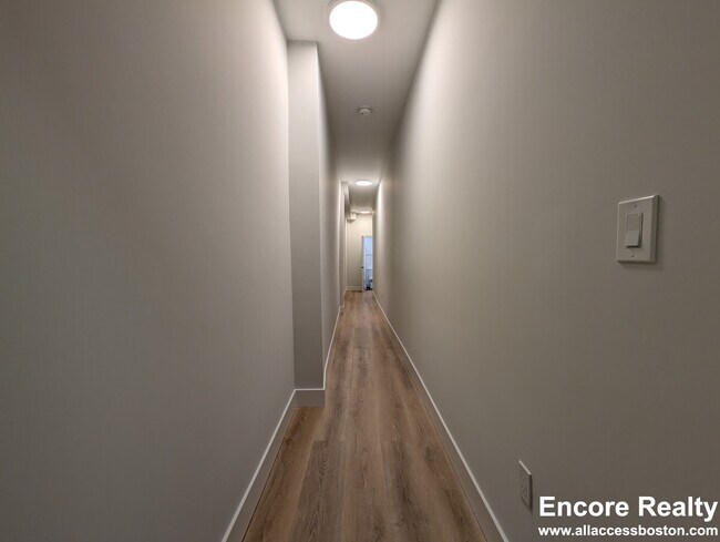 Building Photo - 24 Phillips St