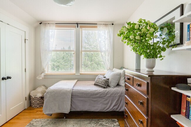 Building Photo - Madrona Home