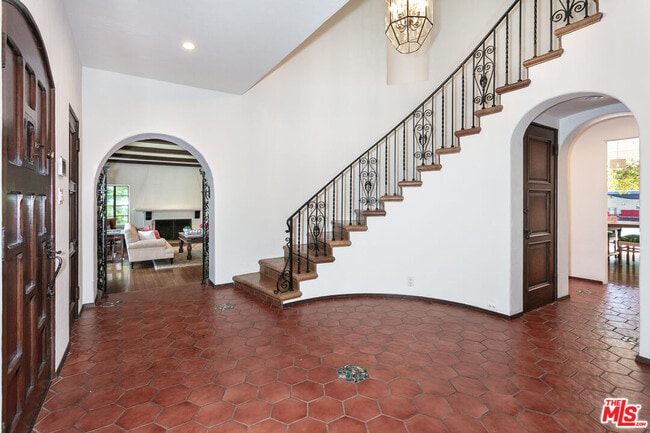 Building Photo - 627 Alta Dr