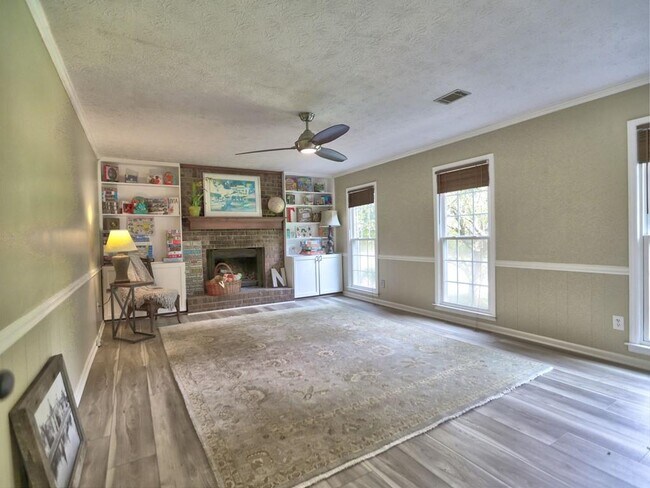 Building Photo - 4512 Woodlawn Lake Dr