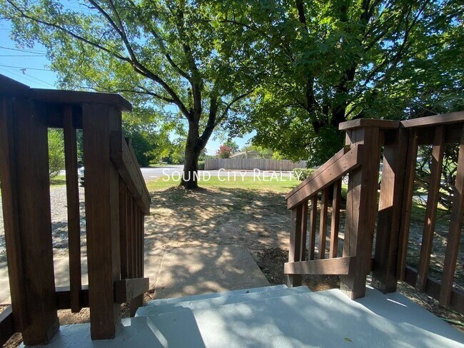 Building Photo - 3232 Hinkle Dr