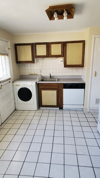 Building Photo - 2526 S Williams St