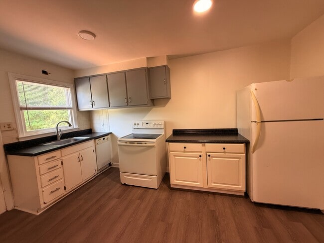 Building Photo - 2900 Lawndale Dr