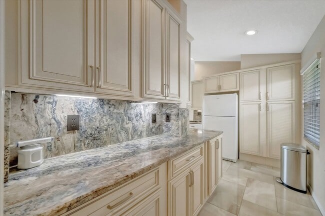 Building Photo - 3BR/2.5BA Private Pool Home | Chestnut Creek Community in Venice