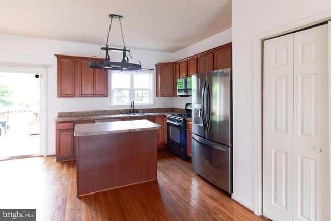 Building Photo - 104 Stingray Ct