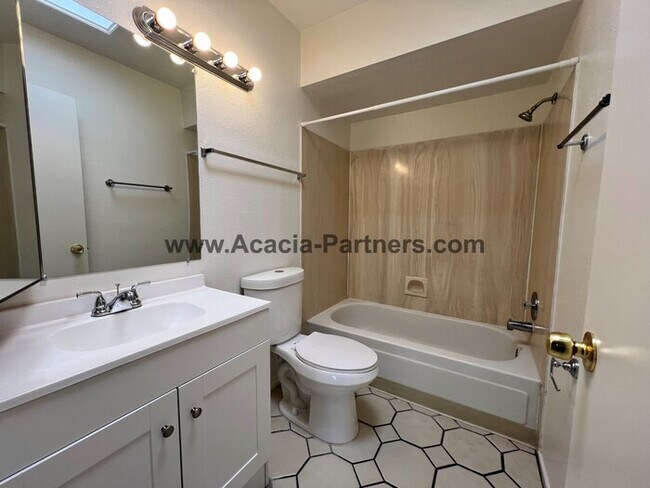 Building Photo - Charming 3-Bedroom, 2-Bath Townhome Near t...