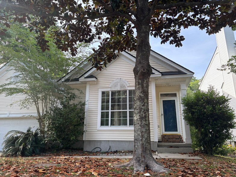Building Photo - 1715 Crystal Lake Dr