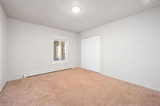 Building Photo - 3 Bed 2.5 Bath Home Available!
