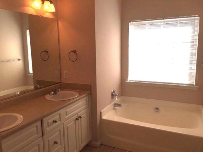 Building Photo - 913 Cabot Cove