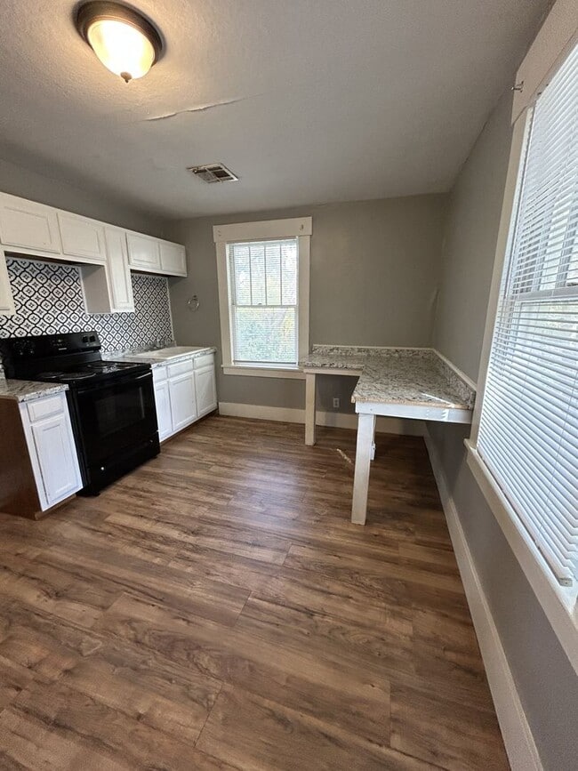 Building Photo - This One is a Stunner!  5br/3ba A MUST-SEE! - $1600/Mo!  Now Offering Short-Term Leasing!