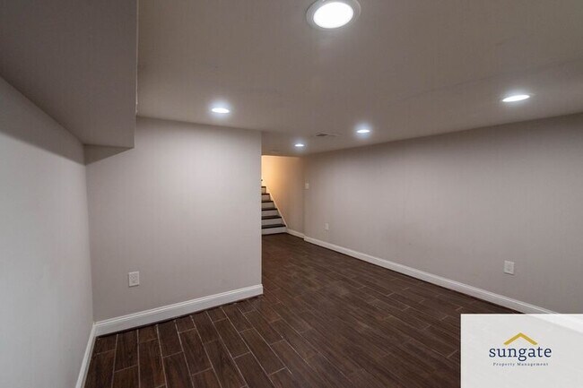 Building Photo - 442 N Linwood Ave