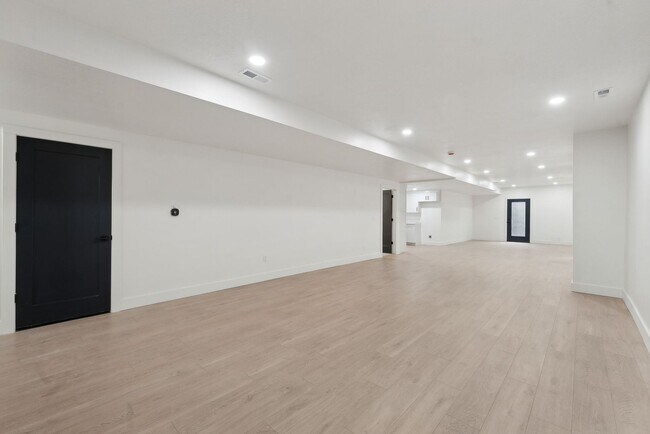 Building Photo - Stunning Single Family Home In Beautiful N...