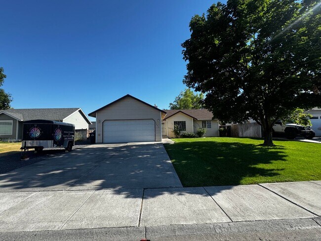 Building Photo - Fully Renovated Home in Crossroad Neighborhood!