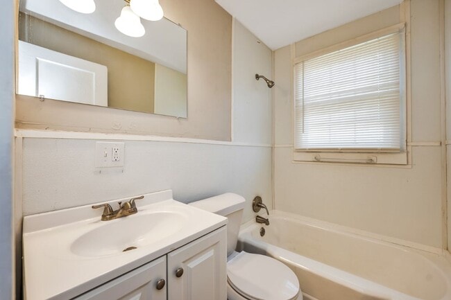 Building Photo - Spacious 4-Bedroom Beauty in Sylacauga – Huge Deck, Carport & Tons of Charm!