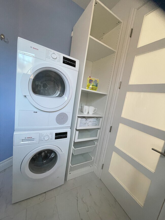 Building Photo - 1215 Altamead Dr