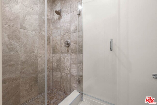 Building Photo - 423 Rexford Dr